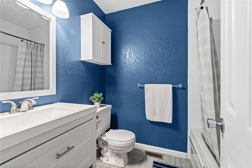 Accent wall at 10517 N McGee Street, Kansas City, MO 64155