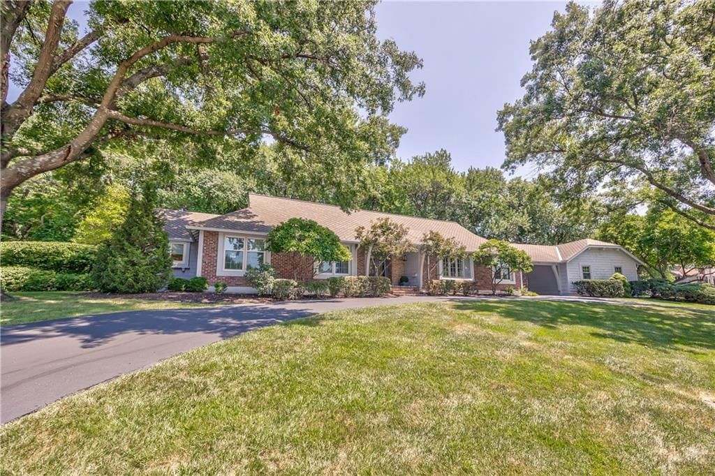 9853 Rosewood Drive, Overland Park, KS: listing photo 2