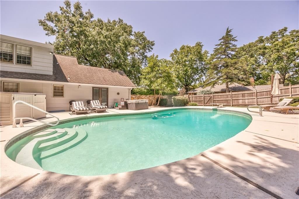 9853 Rosewood Drive, Overland Park, KS: listing photo 3