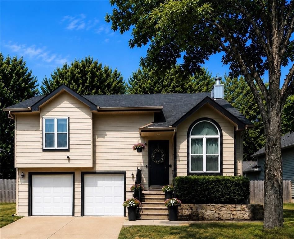 122 Oakbrook Court, Lansing, KS: listing photo 2