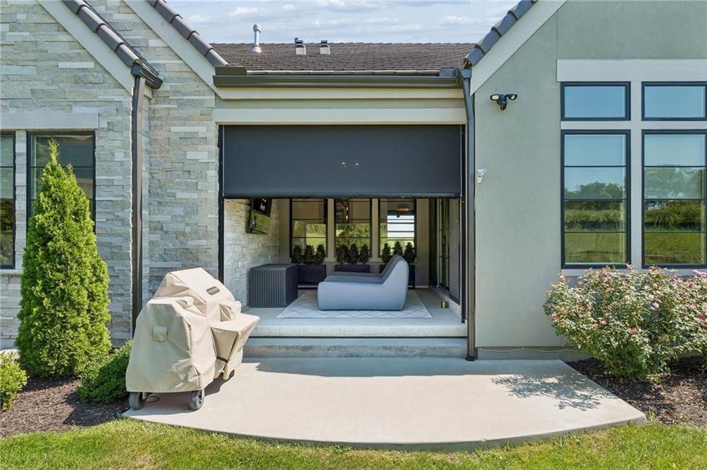 Photo 18 of 44 - 13704 Pembroke Lane, Leawood, KS 66224