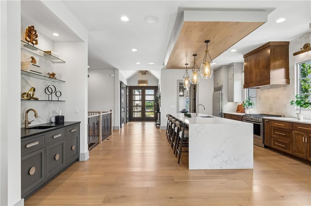 Photo 13 of 44 - 13704 Pembroke Lane, Leawood, KS 66224