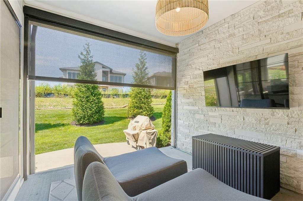 Photo 16 of 44 - 13704 Pembroke Lane, Leawood, KS 66224