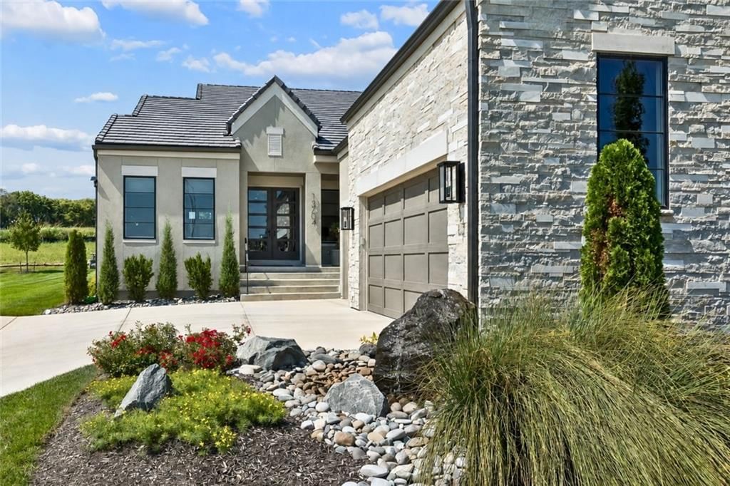 Photo 2 of 44 - 13704 Pembroke Lane, Leawood, KS 66224