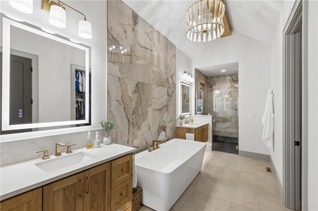 Photo 24 of 44 - 13704 Pembroke Lane, Leawood, KS 66224
