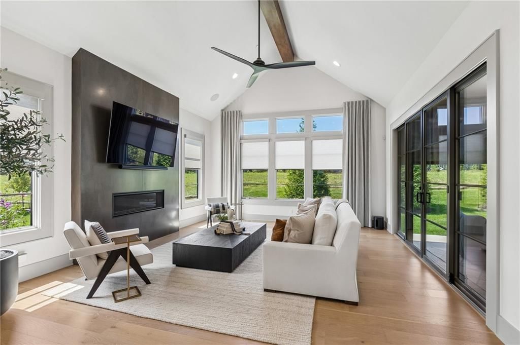 Photo 15 of 44 - 13704 Pembroke Lane, Leawood, KS 66224