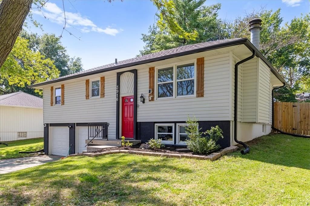 Photo 4 of 38 - 3916 S Crackerneck Road, Independence, MO 64055