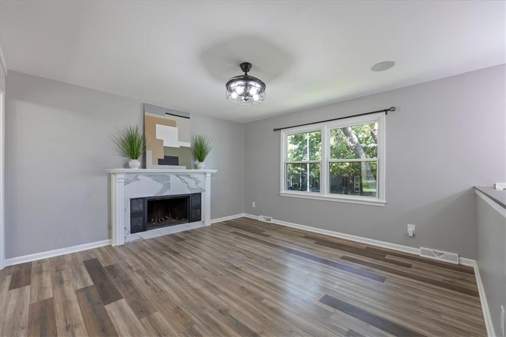 Photo 6 of 38 - 3916 S Crackerneck Road, Independence, MO 64055