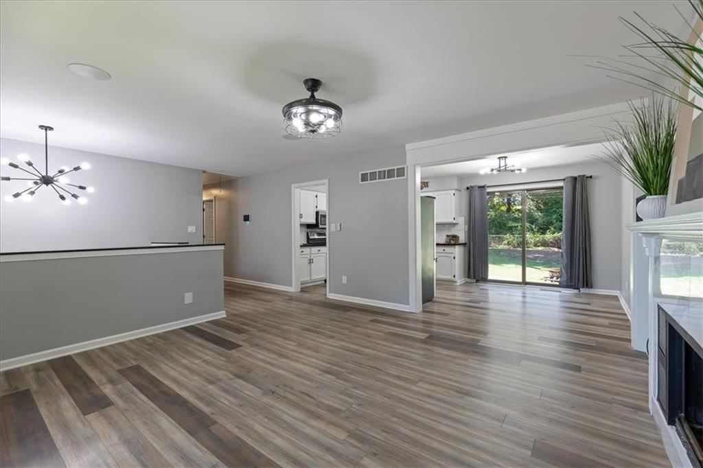 Photo 7 of 38 - 3916 S Crackerneck Road, Independence, MO 64055