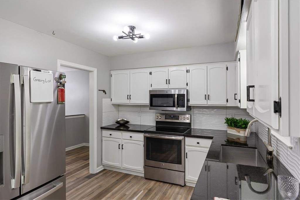 Photo 11 of 38 - 3916 S Crackerneck Road, Independence, MO 64055