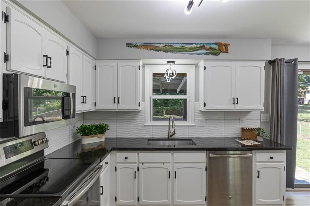 Photo 12 of 38 - 3916 S Crackerneck Road, Independence, MO 64055