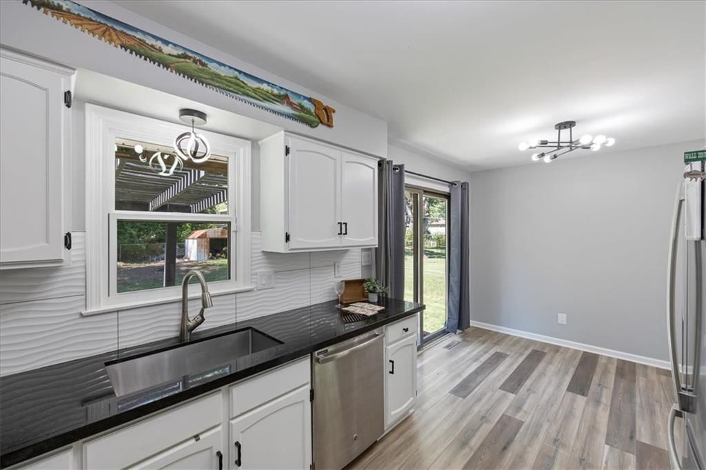 Photo 13 of 38 - 3916 S Crackerneck Road, Independence, MO 64055