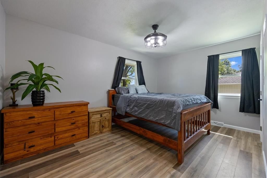 Photo 14 of 38 - 3916 S Crackerneck Road, Independence, MO 64055