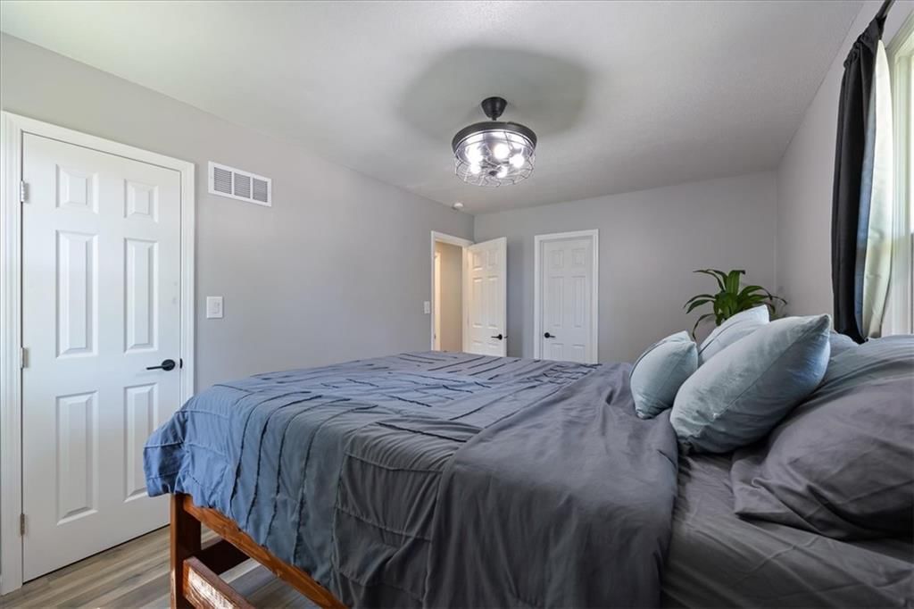 Photo 15 of 38 - 3916 S Crackerneck Road, Independence, MO 64055