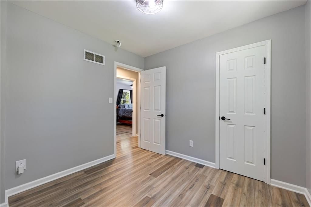 Photo 16 of 38 - 3916 S Crackerneck Road, Independence, MO 64055
