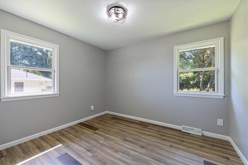Photo 19 of 38 - 3916 S Crackerneck Road, Independence, MO 64055