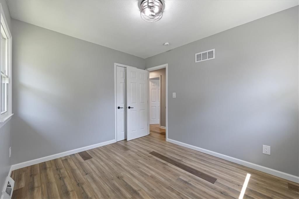 Photo 20 of 38 - 3916 S Crackerneck Road, Independence, MO 64055