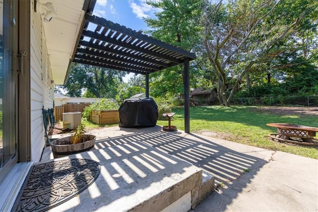 Photo 25 of 38 - 3916 S Crackerneck Road, Independence, MO 64055