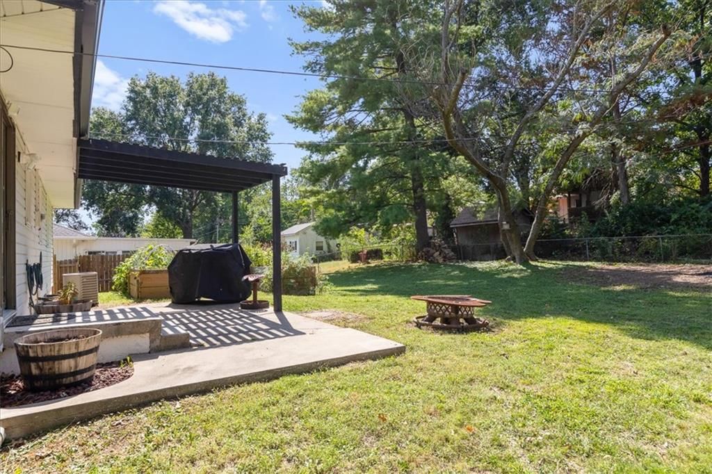 Photo 26 of 38 - 3916 S Crackerneck Road, Independence, MO 64055