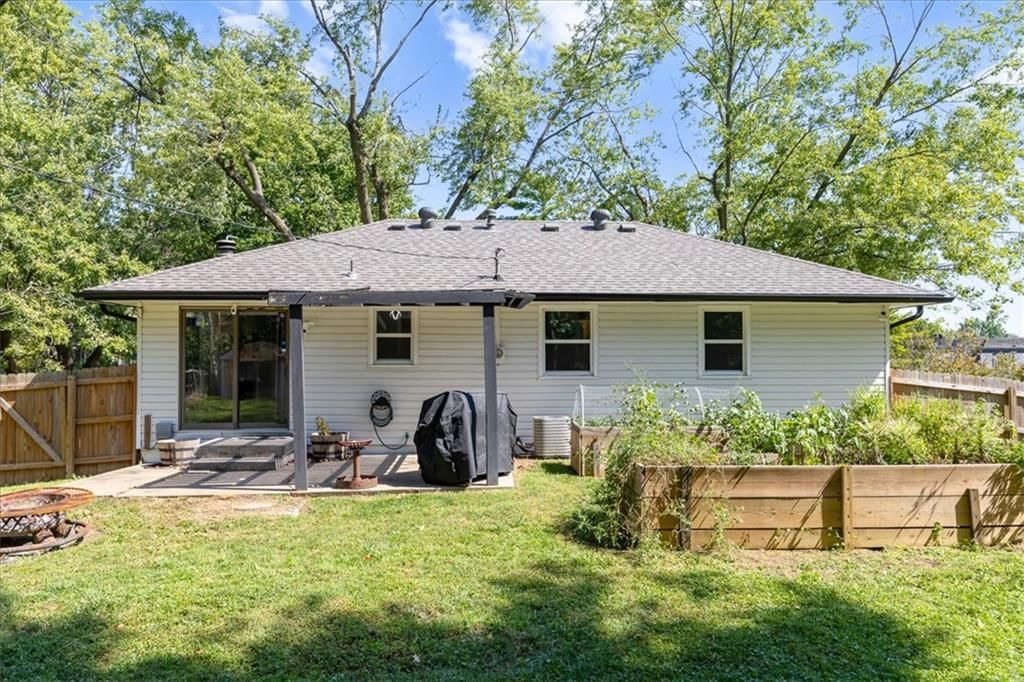Photo 27 of 38 - 3916 S Crackerneck Road, Independence, MO 64055
