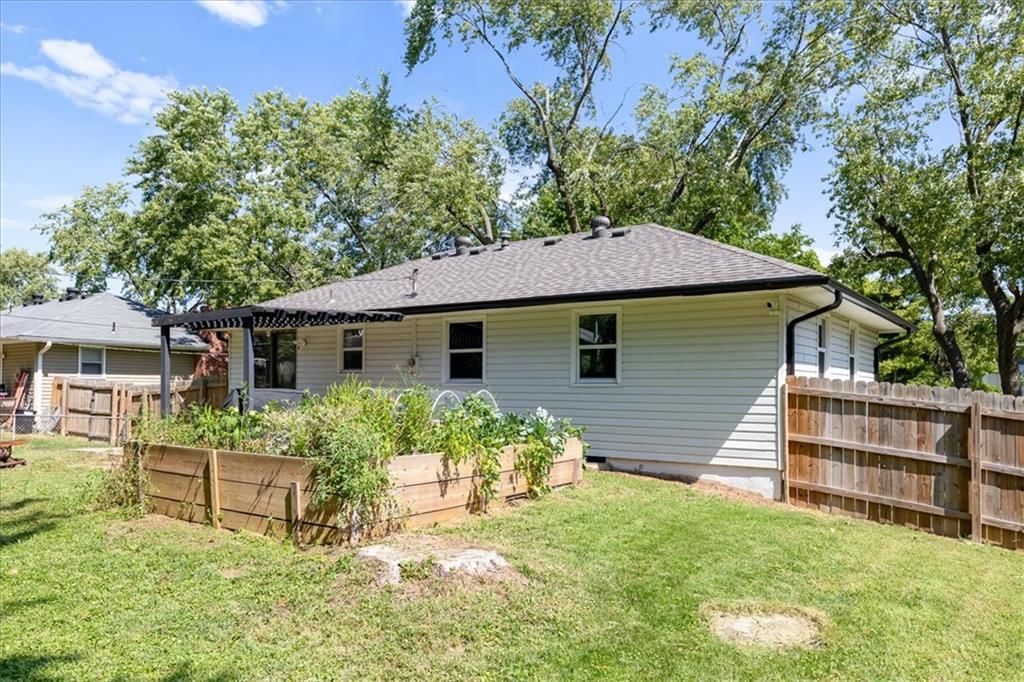 Photo 29 of 38 - 3916 S Crackerneck Road, Independence, MO 64055