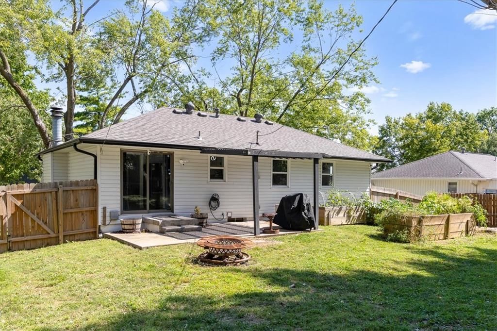 Photo 30 of 38 - 3916 S Crackerneck Road, Independence, MO 64055