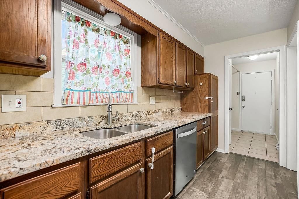 328 N Cherry Street — photo 11