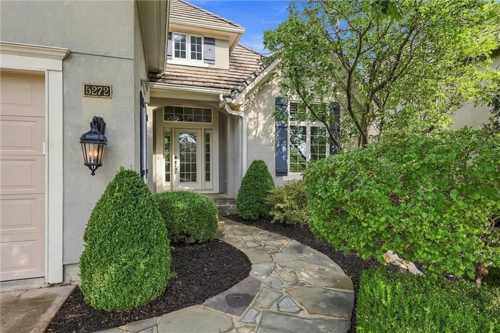 5272 W 150th Terrace, Leawood, KS: listing photo 2