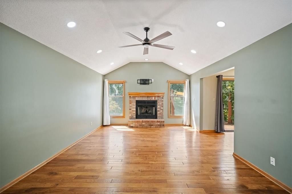1206 SW Eastman Court, Blue Springs, MO: listing photo 2