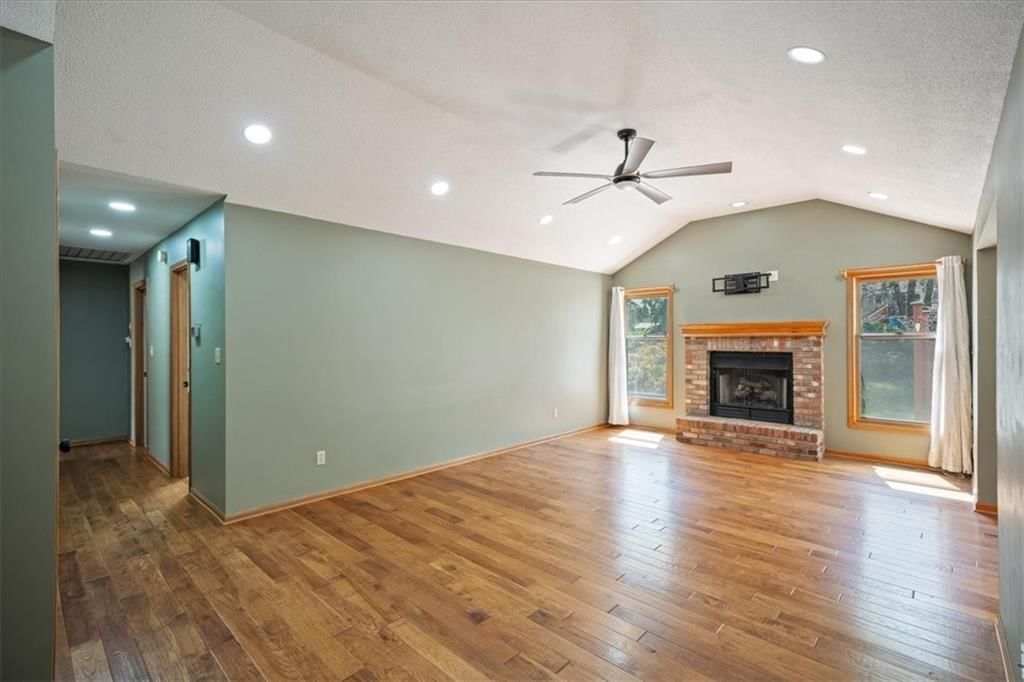 1206 SW Eastman Court, Blue Springs, MO: listing photo 3