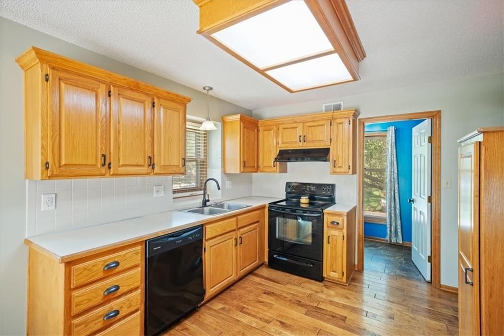 Photo 6 of 37 - 1206 SW Eastman Court, Blue Springs, MO 64015