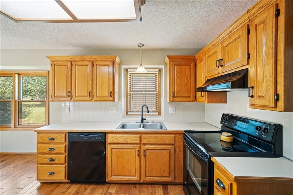 Photo 7 of 37 - 1206 SW Eastman Court, Blue Springs, MO 64015