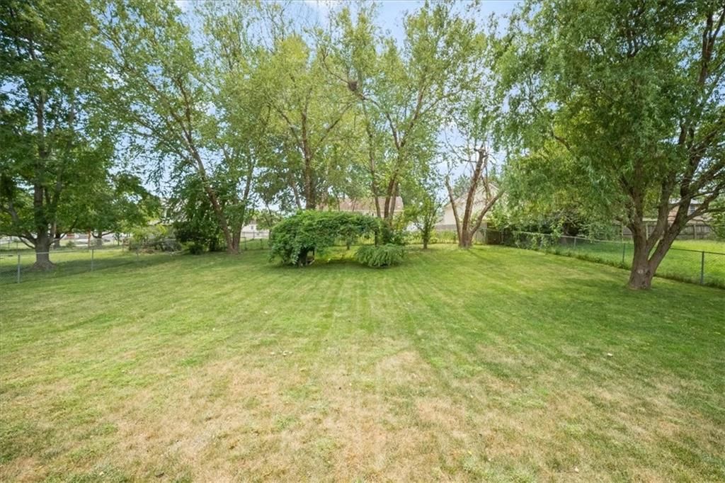 Photo 33 of 37 - 1206 SW Eastman Court, Blue Springs, MO 64015