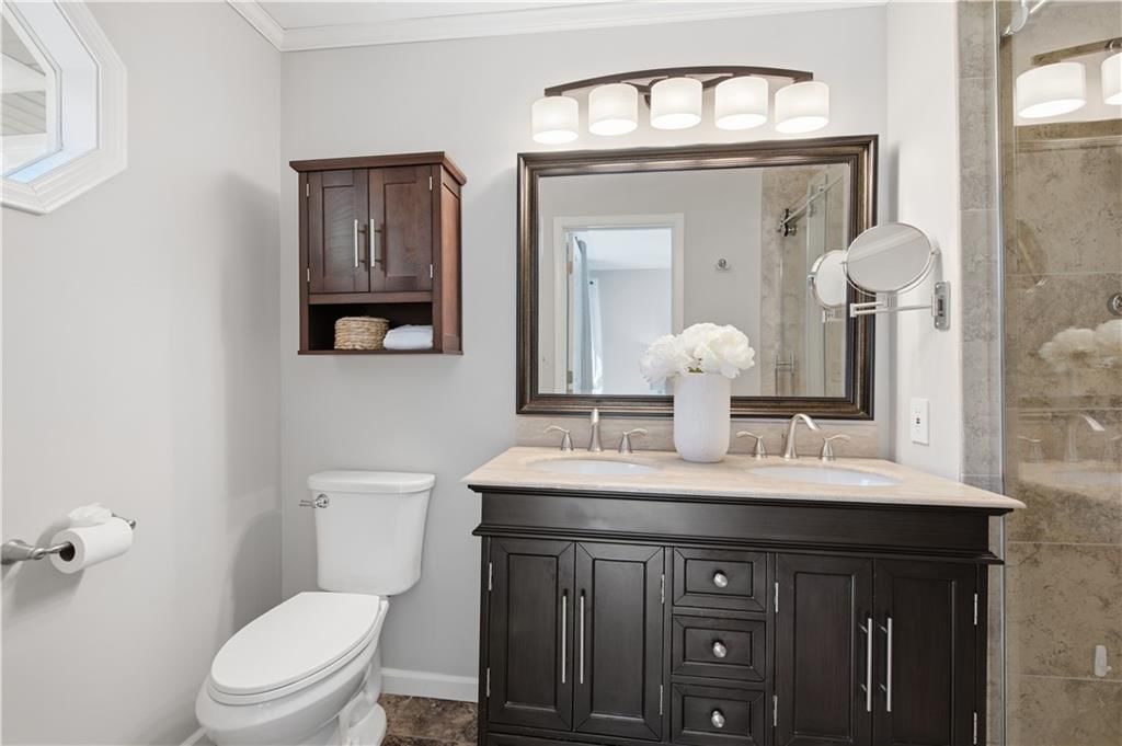 Double vanity at 13203 W 76th Street, Lenexa, KS 66216