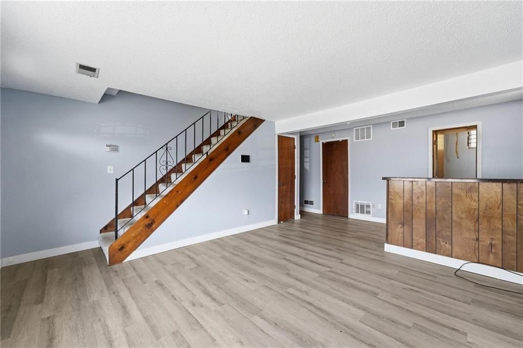 Photo 4 of 23, 4031 Hedges Avenue, Kansas City, MO 64133