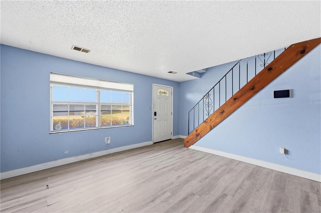Photo 5 of 23, 4031 Hedges Avenue, Kansas City, MO 64133