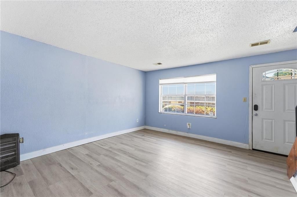Photo 6 of 23 - 4031 Hedges Avenue, Kansas City, MO 64133