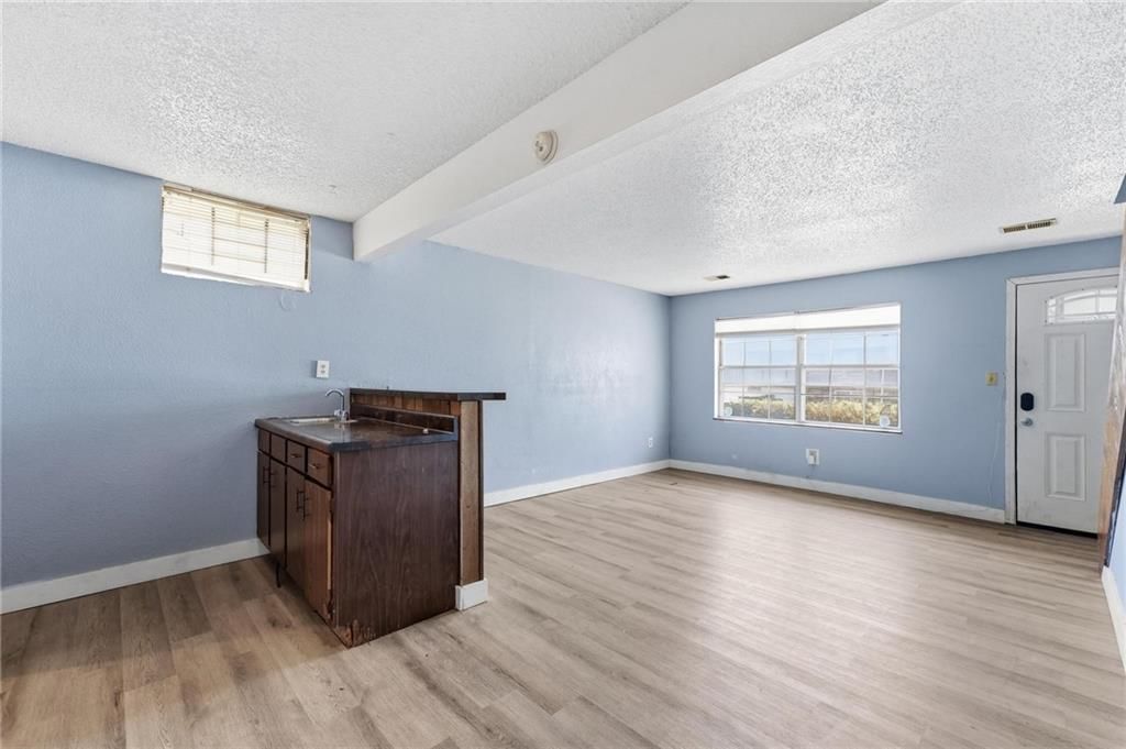 Photo 7 of 23 - 4031 Hedges Avenue, Kansas City, MO 64133