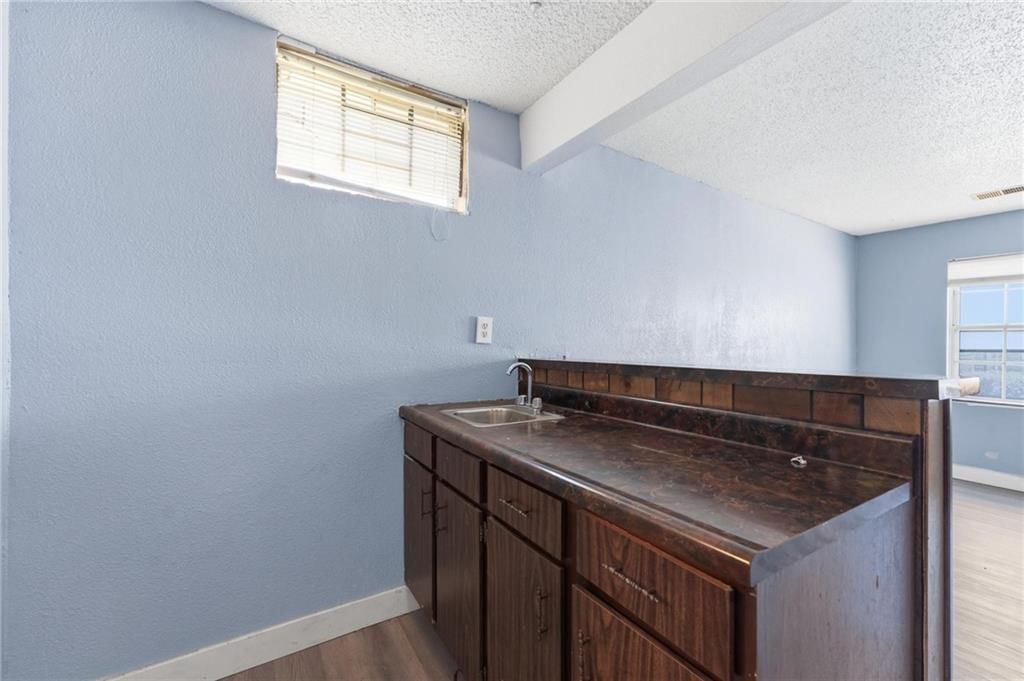 Photo 8 of 23 - 4031 Hedges Avenue, Kansas City, MO 64133