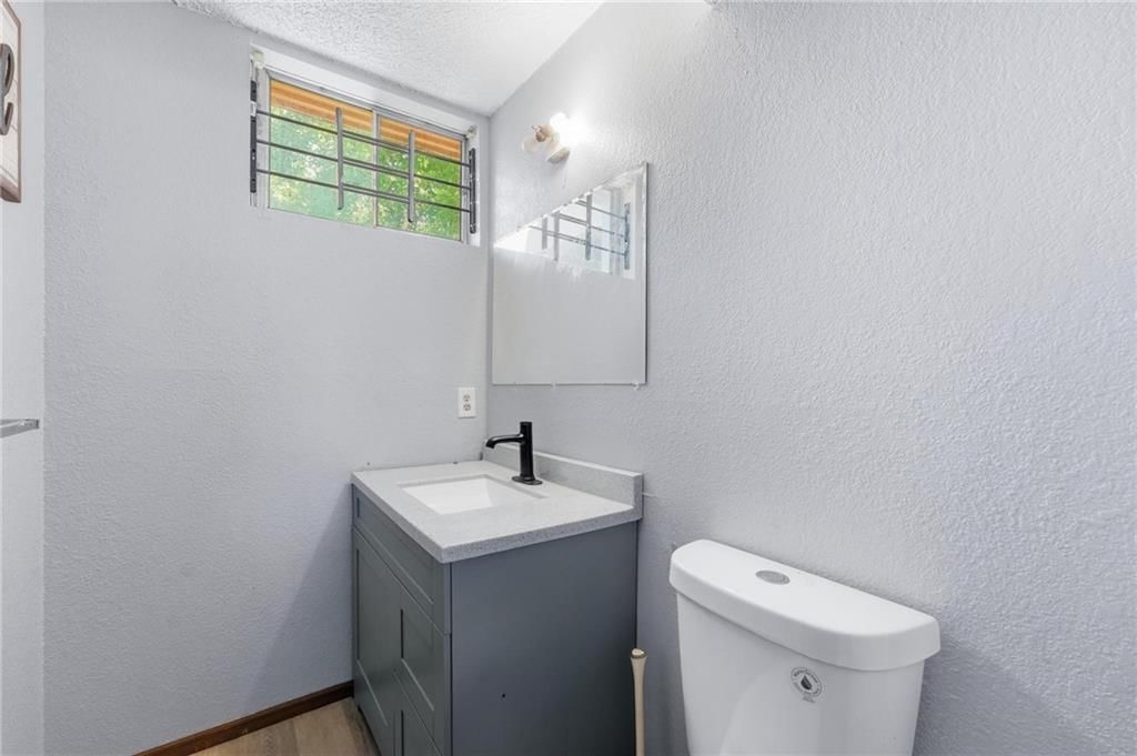 Photo 9 of 23 - 4031 Hedges Avenue, Kansas City, MO 64133