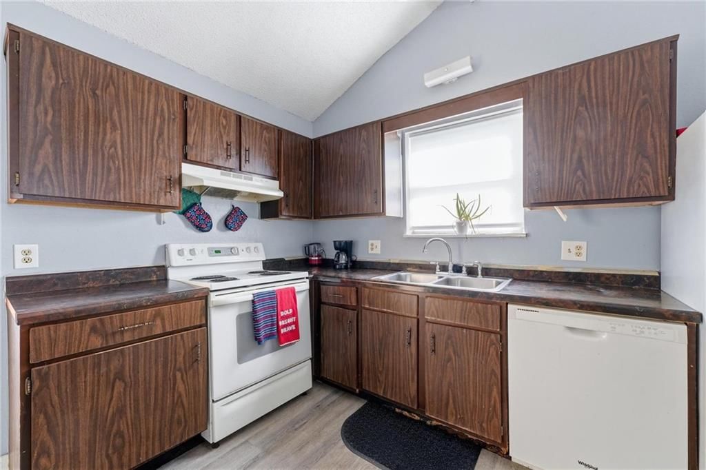 Photo 13 of 23, 4031 Hedges Avenue, Kansas City, MO 64133