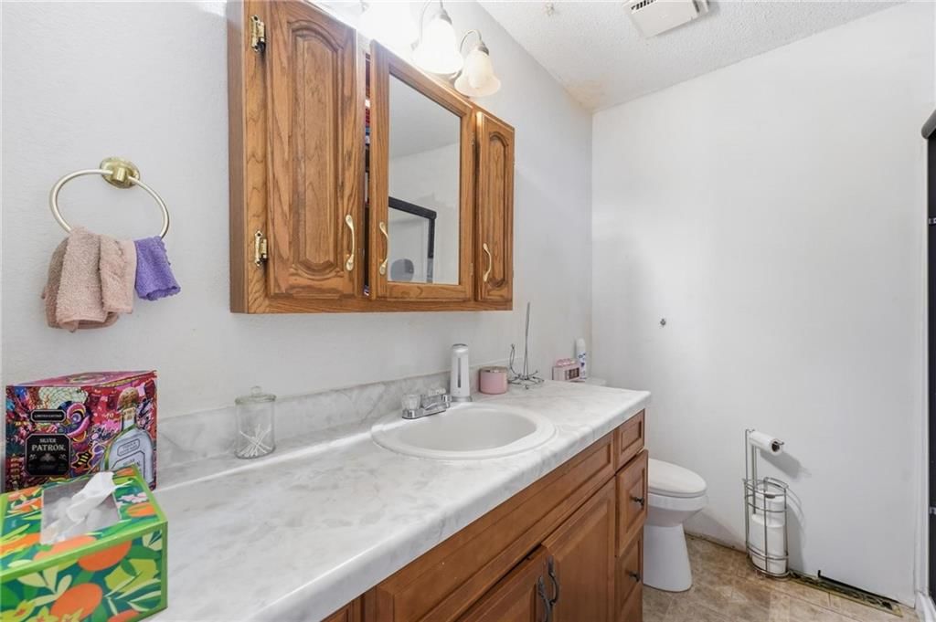 Photo 17 of 23 - 4031 Hedges Avenue, Kansas City, MO 64133