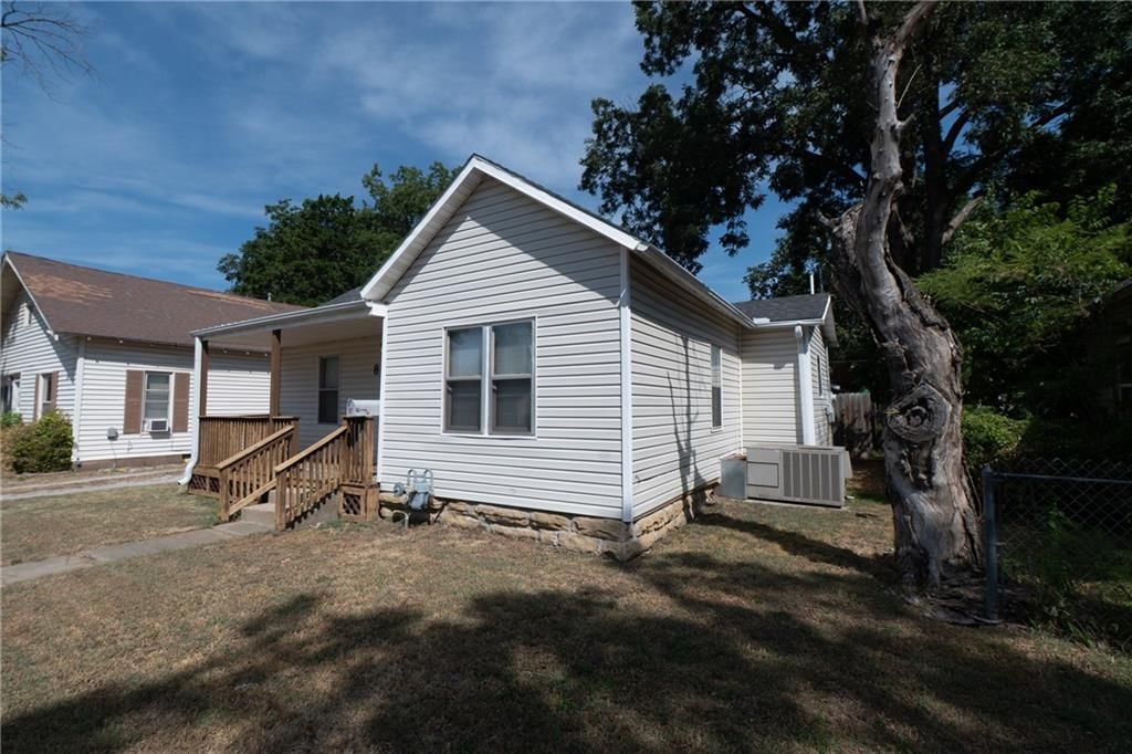 812 W Locust Street — photo 17