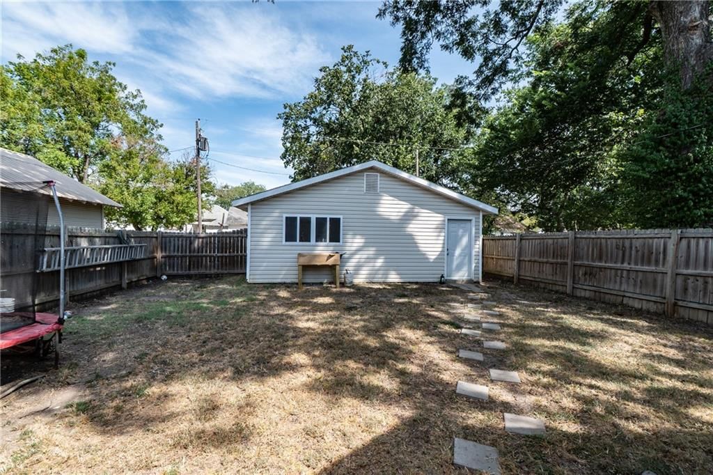 812 W Locust Street — photo 18