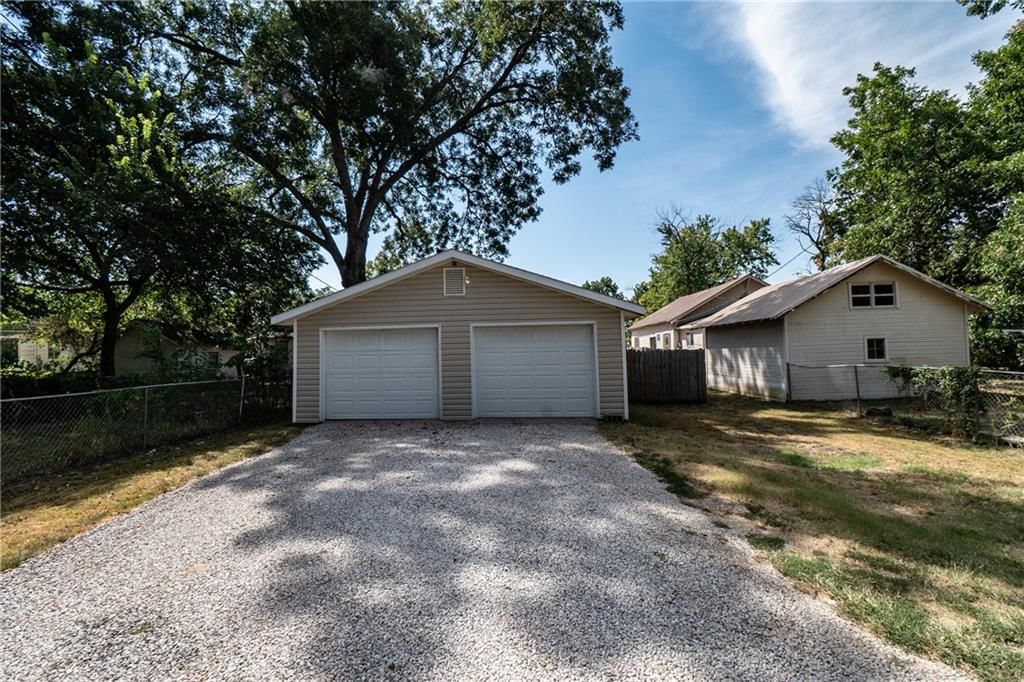 812 W Locust Street — photo 19