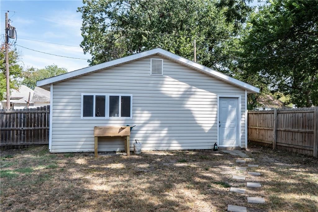 812 W Locust Street — photo 20