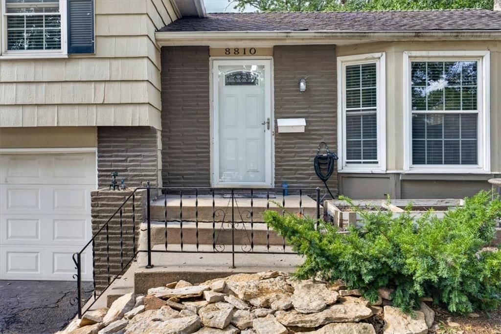 8810 W 72nd Terrace, Merriam, KS: listing photo 2