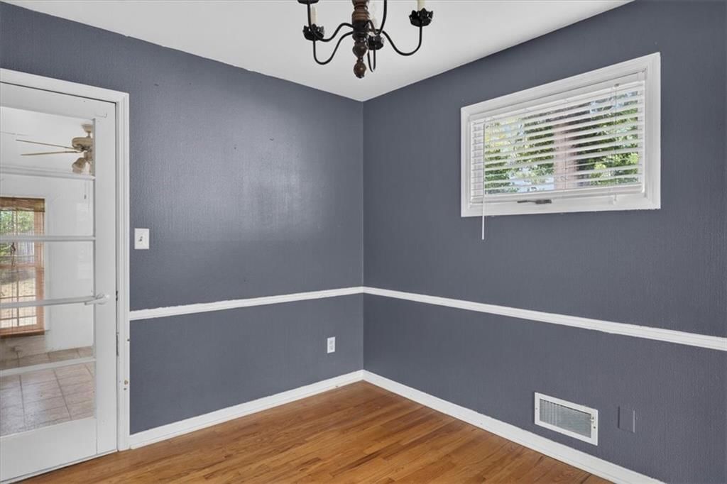 Photo 10 of 39 - 8810 W 72nd Terrace, Merriam, KS 66204