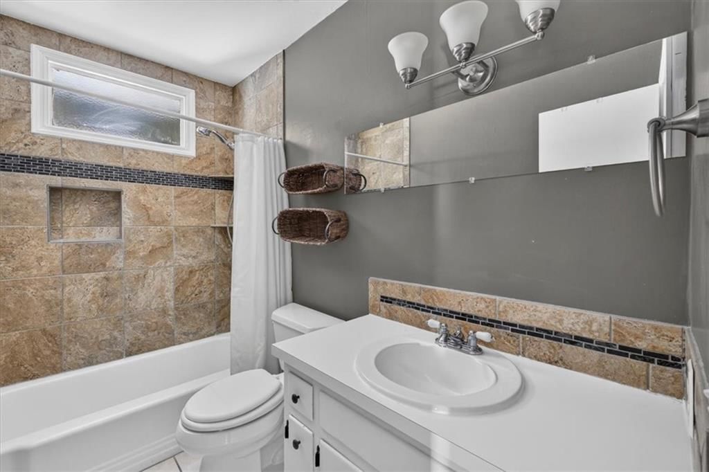 Photo 35 of 39 - 8810 W 72nd Terrace, Merriam, KS 66204