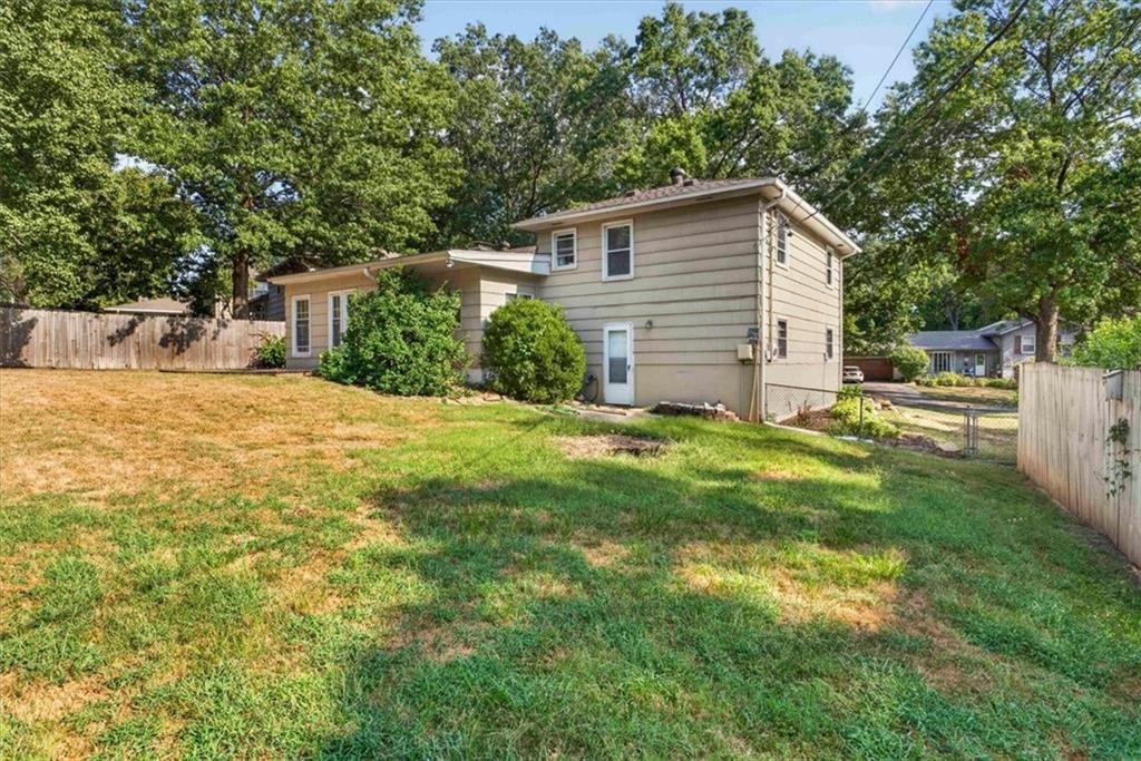 Photo 36 of 39 - 8810 W 72nd Terrace, Merriam, KS 66204